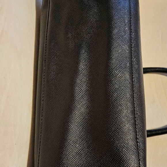Kenneth Cole Reaction Anna Tote - Picture 6 of 8
